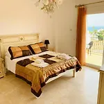 Beautiful Villa Walking Distance To Beach El Faro